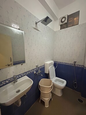 Deluxe Room | Bilik Mandi | Pancuran mandi, kelengkapan dandanan diri percuma, tuala disediakan 