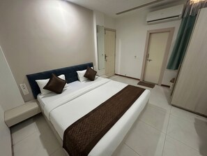 Deluxe Room | Desk, laptop workspace, free WiFi - Shree Omkar Hotel (Indore)