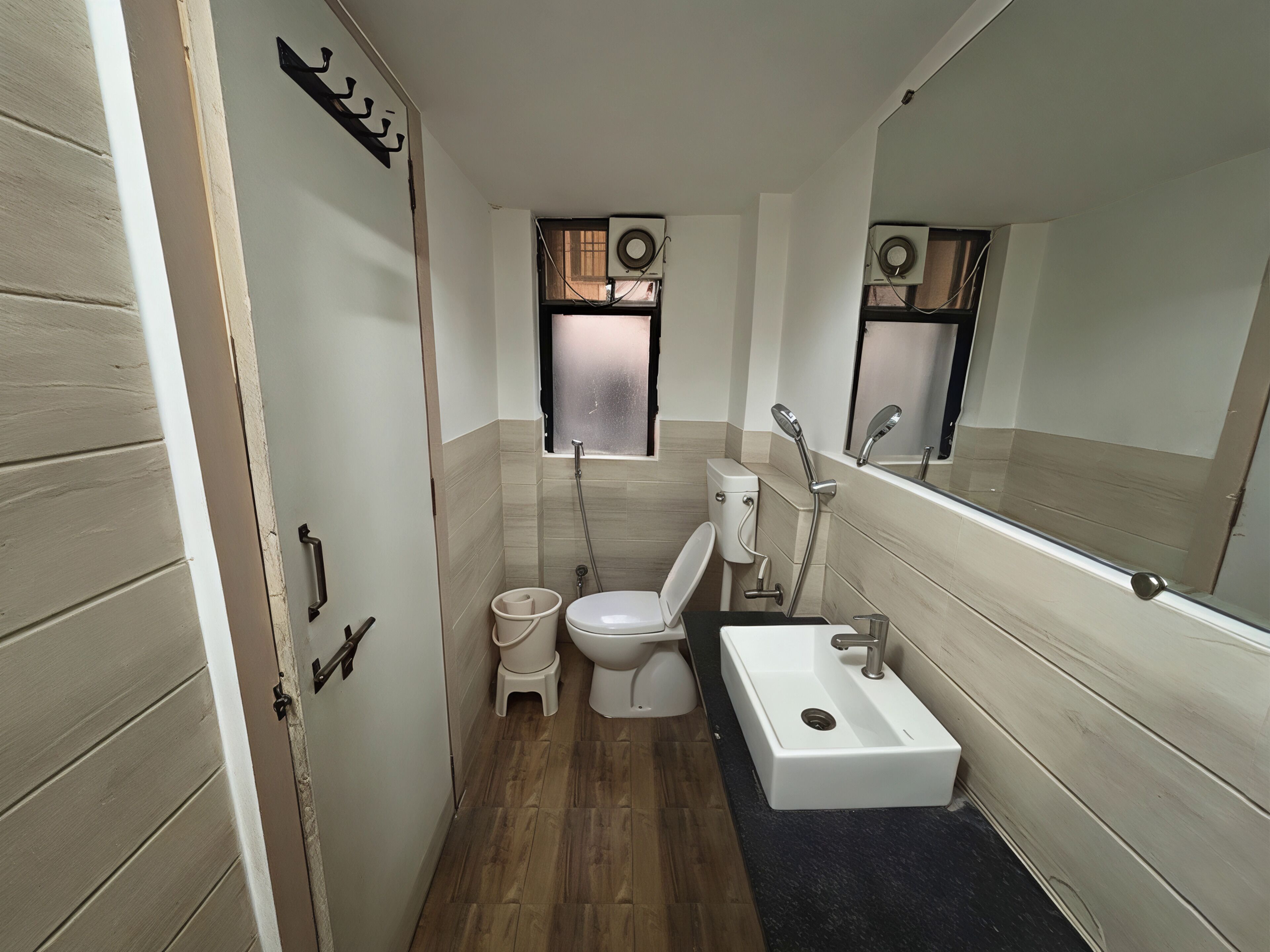 Un baño pequeño con inodoro, lavamanos y ducha.