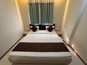 Deluxe Room - Shree Omkar Hotel (Indore)