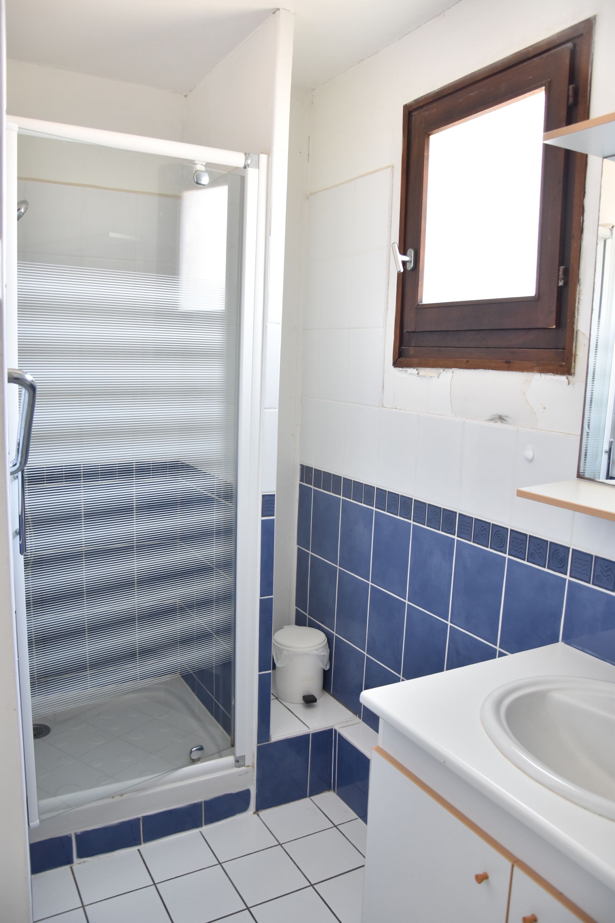 Un baño con ducha, inodoro y lavamanos.