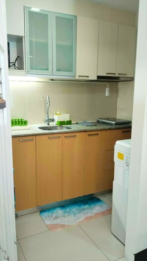 Private kitchen - Mactan Newtown Beach Condo - OPR 1-Bedroom Unit (Lapu-Lapu)