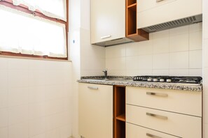 Kühlschrank, Mikrowelle, Herdplatte, Wasserkocher mit Kaffee-/Teezubehör