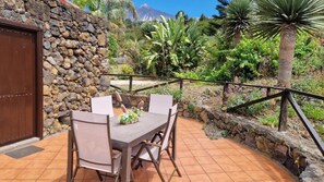 Superior-huoneisto, patio, valtamerinäköala | Ulkoruokailutilat