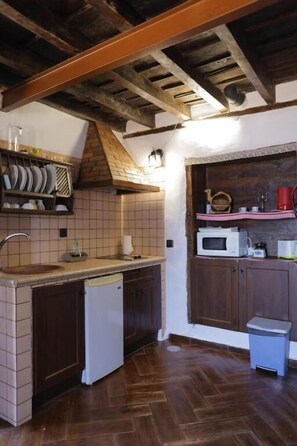 Comfort apartman, teraszos udvar, kilátással a hegyre | Privát konyha