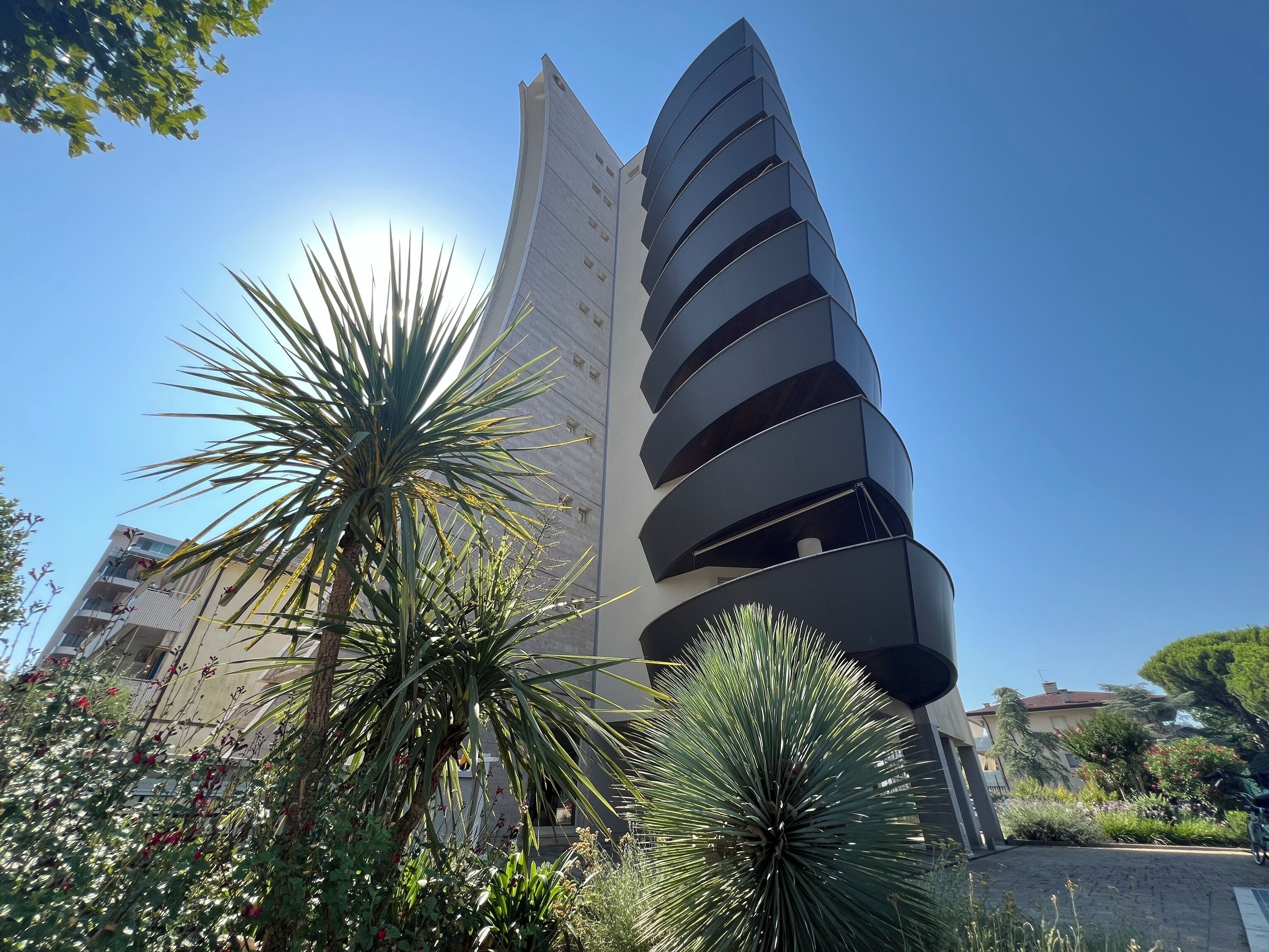 Un edificio moderno con fachada curva y balcones.