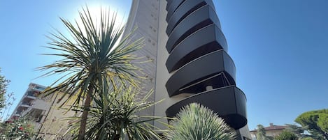 Un edificio moderno con fachada curva y balcones.