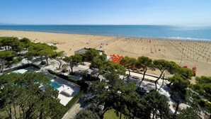 Ein Strandresort mit Schwimmbad, Strand und Blick auf den Ozean.