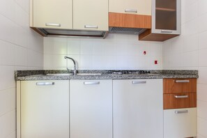 Kühlschrank, Herdplatte, Wasserkocher mit Kaffee-/Teezubehör