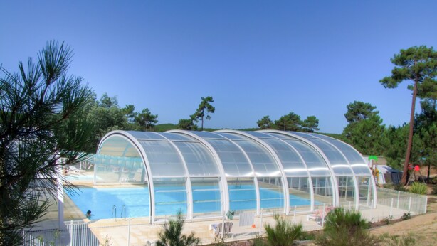 Kolam renang indoor dan kolam renang outdoor