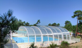 Una piscina techada, una piscina al aire libre
