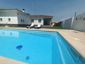 Outdoor pool - House in Toledo for 8 people with swimming pool, barbecue and garden (Azucaica)