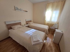 4 bedrooms, iron/ironing board, WiFi, bed sheets - House in Toledo for 8 people with swimming pool, barbecue and garden (Azucaica)