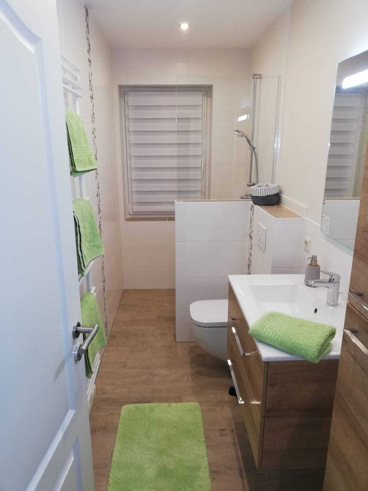 Doccia, asciugacapelli, asciugamani, sapone