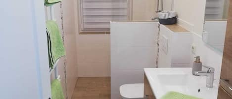 Douche, sĂšche-cheveux, serviettes fournies, savon