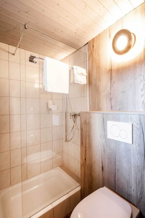 Deluxe Single Room | Bathroom | Shower, hair dryer, towels, soap - Gasthof Enge (Biberist)
