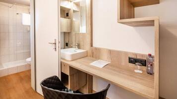 Camera Deluxe | Bagno | Doccia, asciugacapelli, asciugamani, sapone