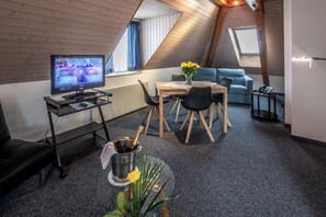 Studio - 1 sovrum | Vardagsrum | 60-centimeters platt-tv med kabelkanaler och leksaker