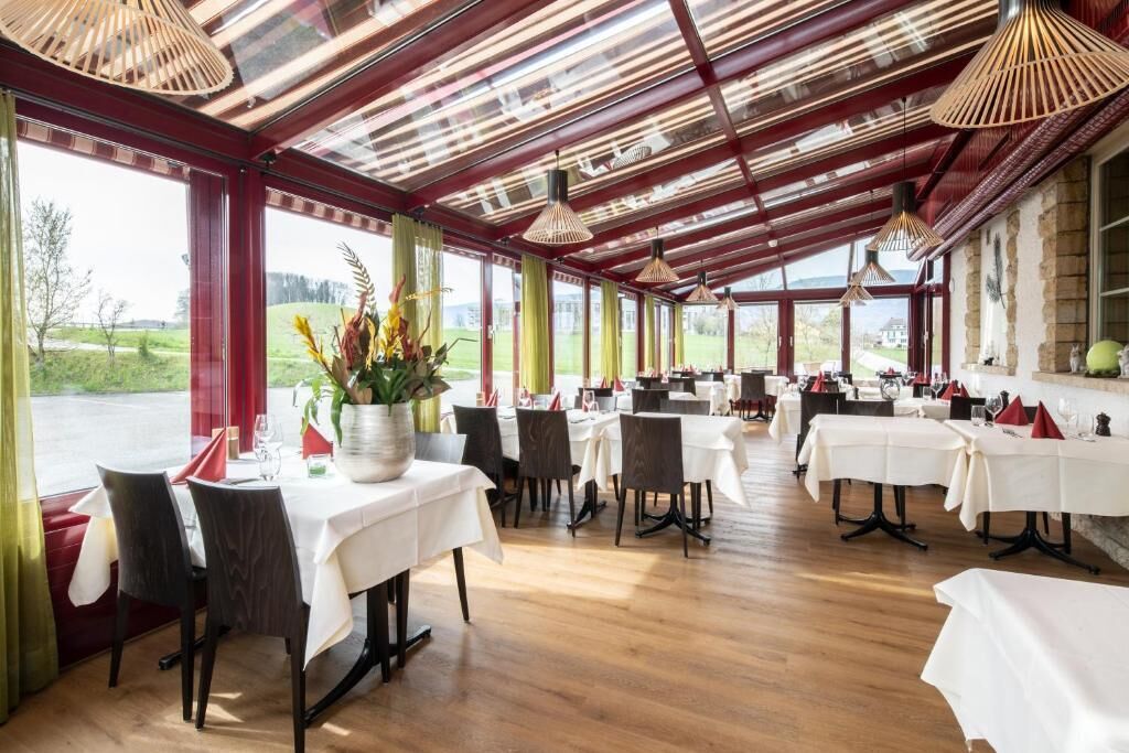 Aperto a pranzo, cucina locale e internazionale, con vista sul giardino 