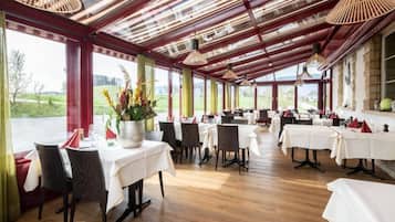 Aperto a pranzo, cucina locale e internazionale, con vista sul giardino