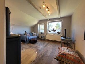 TV, books, stereo - Vacation home Heilhecker with idyllic garden for families and those seeking peace and quiet (Brake)