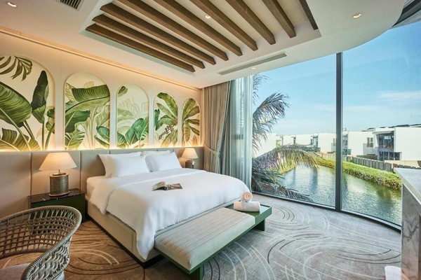Suite, River View | Minibar (free items), in-room safe, soundproofing, WiFi (free)