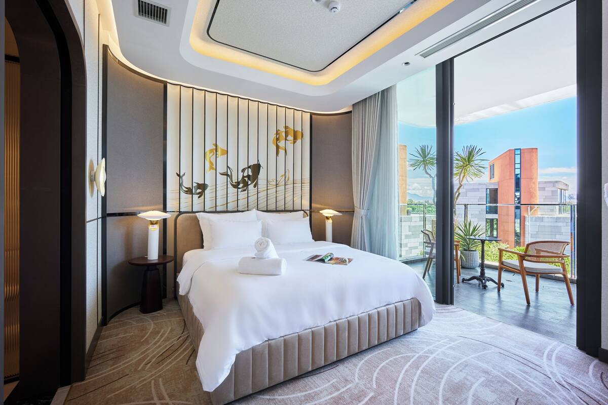 Suite, balcon, vue cour intérieure | Vue de la chambre