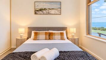 Main bedroom with a Queen size bed