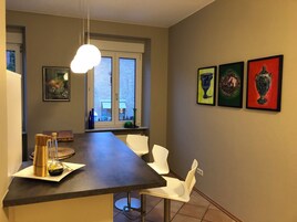 Superior-Apartment, Balkon, Blick auf den Innenhof | Speisen