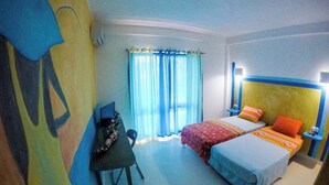 Una habitación de hotel con una cama, un escritorio y una silla.