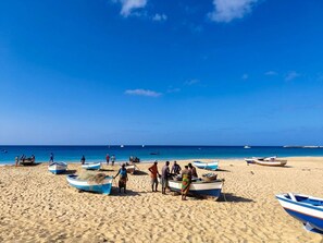 Beach nearby, white sand - Big Game Maio Hotel (Vila do Maio)