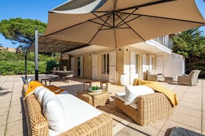 Outdoor dining - Vrbo Property (Cavalaire-sur-Mer)