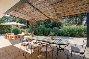 Outdoor dining - Vrbo Property (Cavalaire-sur-Mer)