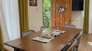 Ferienhaus, 1 Doppelbett, Küche, Bergblick | Speisen