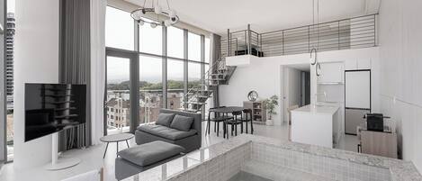 Un interior moderno con sala de estar, cocina y una pequeña piscina interior.