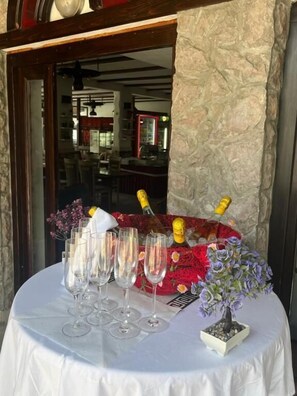 Outdoor dining - Hotel Neron i River View (Bihać)