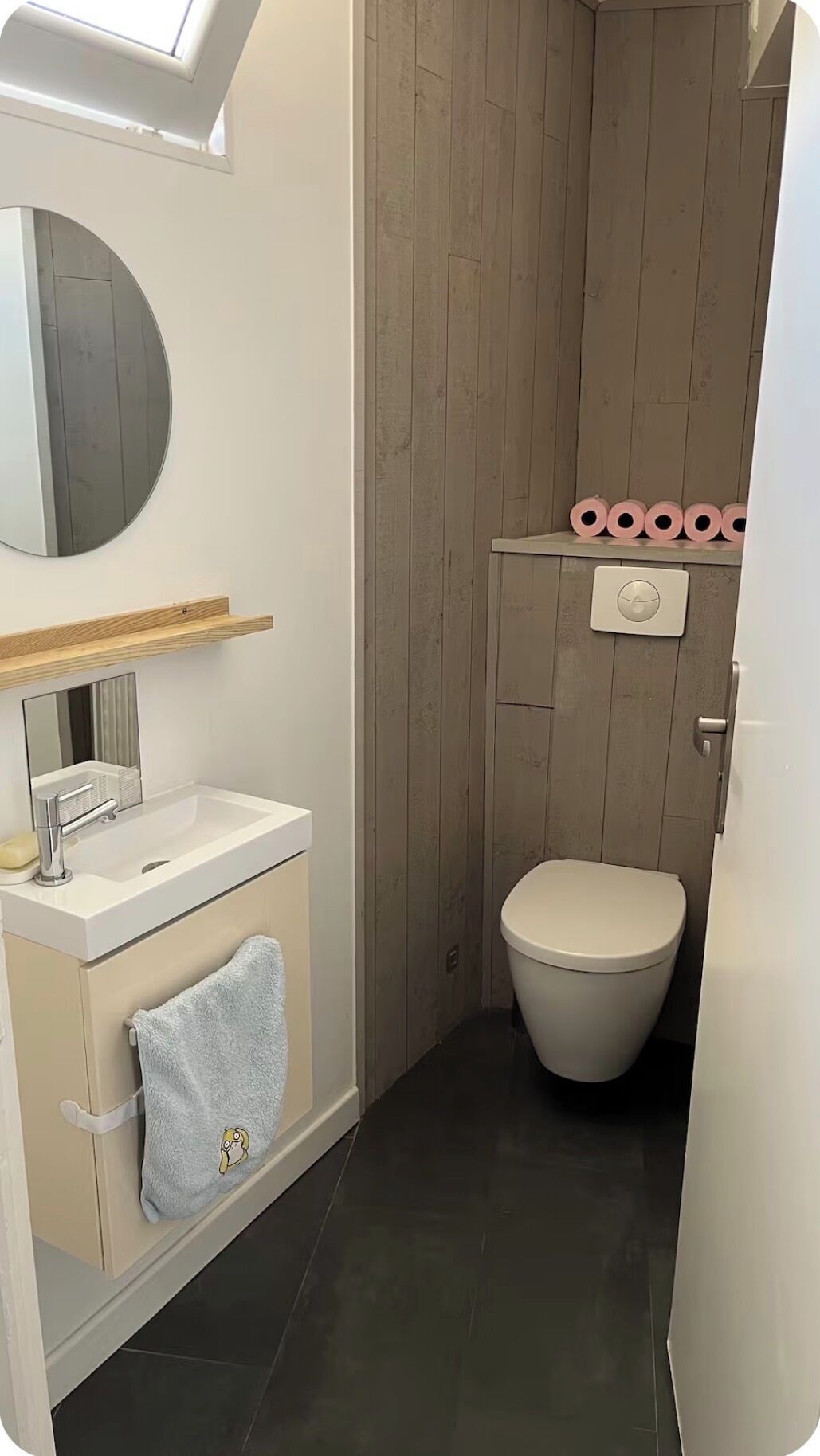 Douche, serviettes fournies, savon, papier toilette