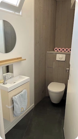 Shower, towels, soap, toilet paper - Large T3 near the beach & Cannes center (Le Cannet)
