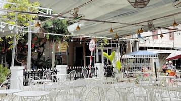 Khu ẩm thực ngoài trời