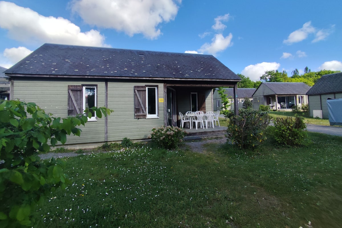 Un bâtiment d’un seul étage doté d’un patio couvert, d’une porte et d’une fenêtre.