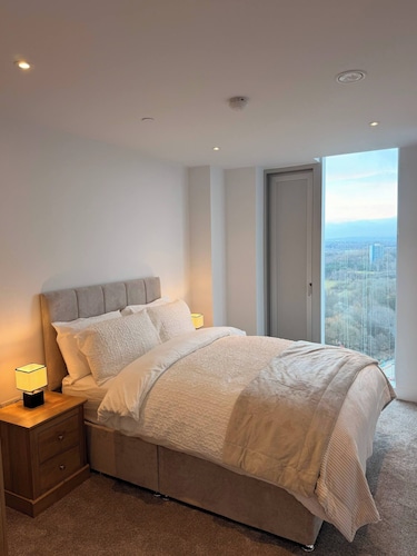 Stylish Park-facing Retreat in Central Manchester