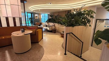 Apartment, 2 Bedrooms, Accessible | Lobby