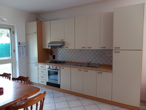 Kühlschrank, Ofen, Herdplatte, Wasserkocher mit Kaffee-/Teezubehör