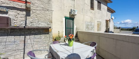 Family Apartment, Multiple Bedrooms (Apartment Arya Puče) | Outdoor dining