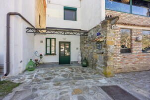 Familie appartement, 1 slaapkamer, terras (Rural Apt Arya: Garden & BBQ) | Details aan de buitenkant