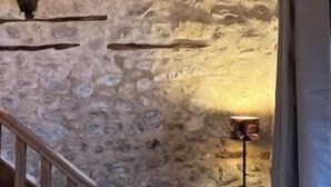 Eine Treppe mit Holzwertungen, die zu einer Steinwand im Inneren führt.