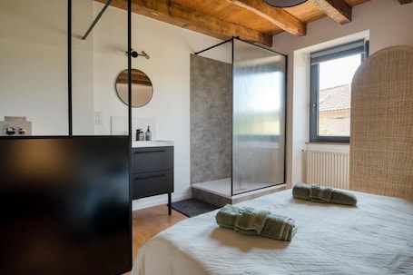 Chambre Double, vue jardin | Wi-Fi gratuit. Le tour du Lot