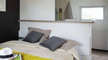 Free cribs/infant beds, bed sheets