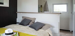 Free cots/infant beds, bed sheets