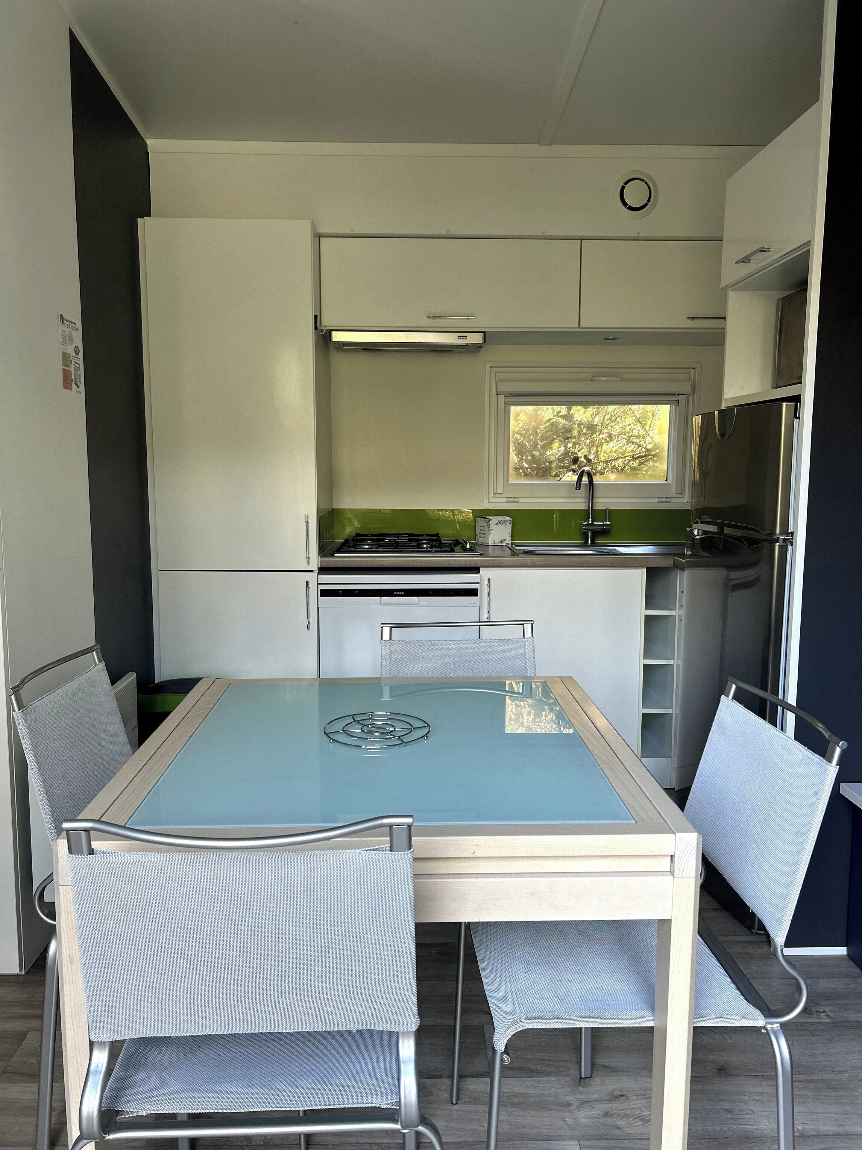 Deluxe Cottage, 3 Bedrooms | Private kitchen | Highchair